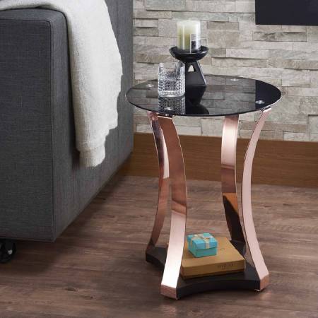 Dno stolu ve tvaru šipek zvyšuje jeho robustnost.